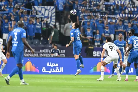 مطاردة النصر مستمرة.. الهلال يحسم ديربي الشباب بـ10 لاعبين في الدوري السعودي